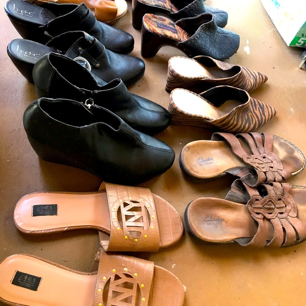 Total of 9 pair. 8 pair are women’s size 10. 1 pair are size 11. Great brands!